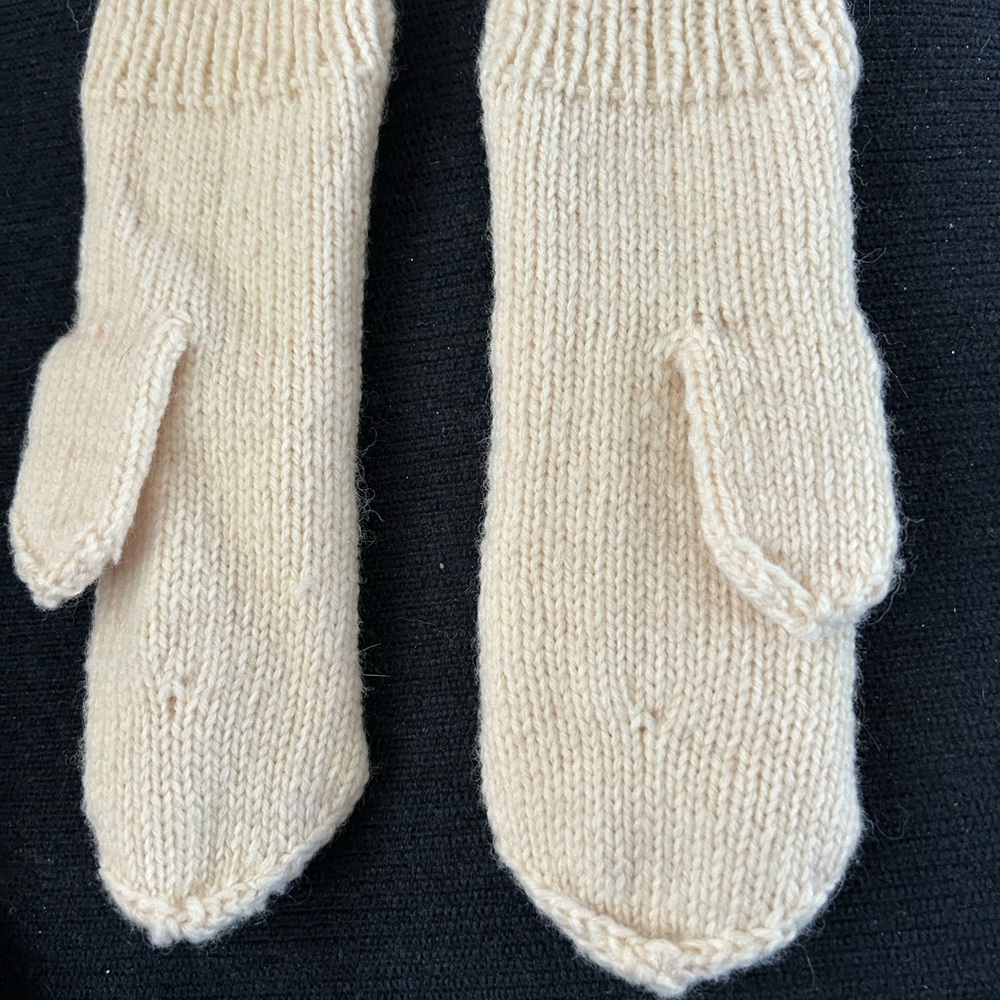 Hand knit Swedish pattern wool mittens from Swedish knitter. New.Creamy vanilla. - Picture 2 of 3